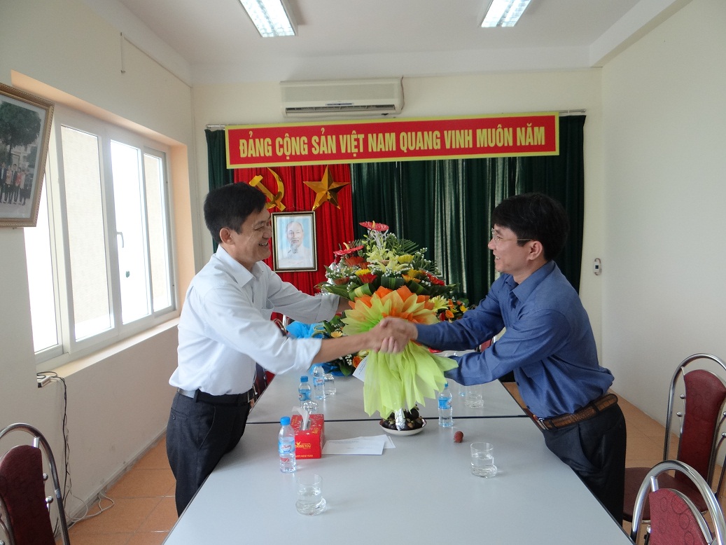 Quỹ Đầu tư phát triển NB chúc mừng Báo Nhân dân cơ quan thường trú tại NB nhân kỷ niệm 90 năm ngày Báo chí Cách mạng Việt Nam (21/06/1925 - 21/06/2015)