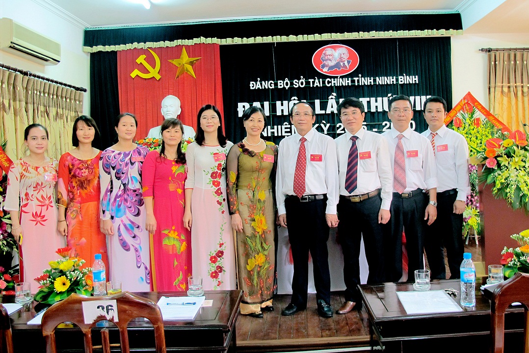 Chi bộ Quỹ ĐTPT Ninh Bình chụp ảnh lưu niệm cùng Đ/c Bí thư Đảng bộ Sở Tài chính tại đại hội lần thứ VIII nhiệm kỳ 2015-2020