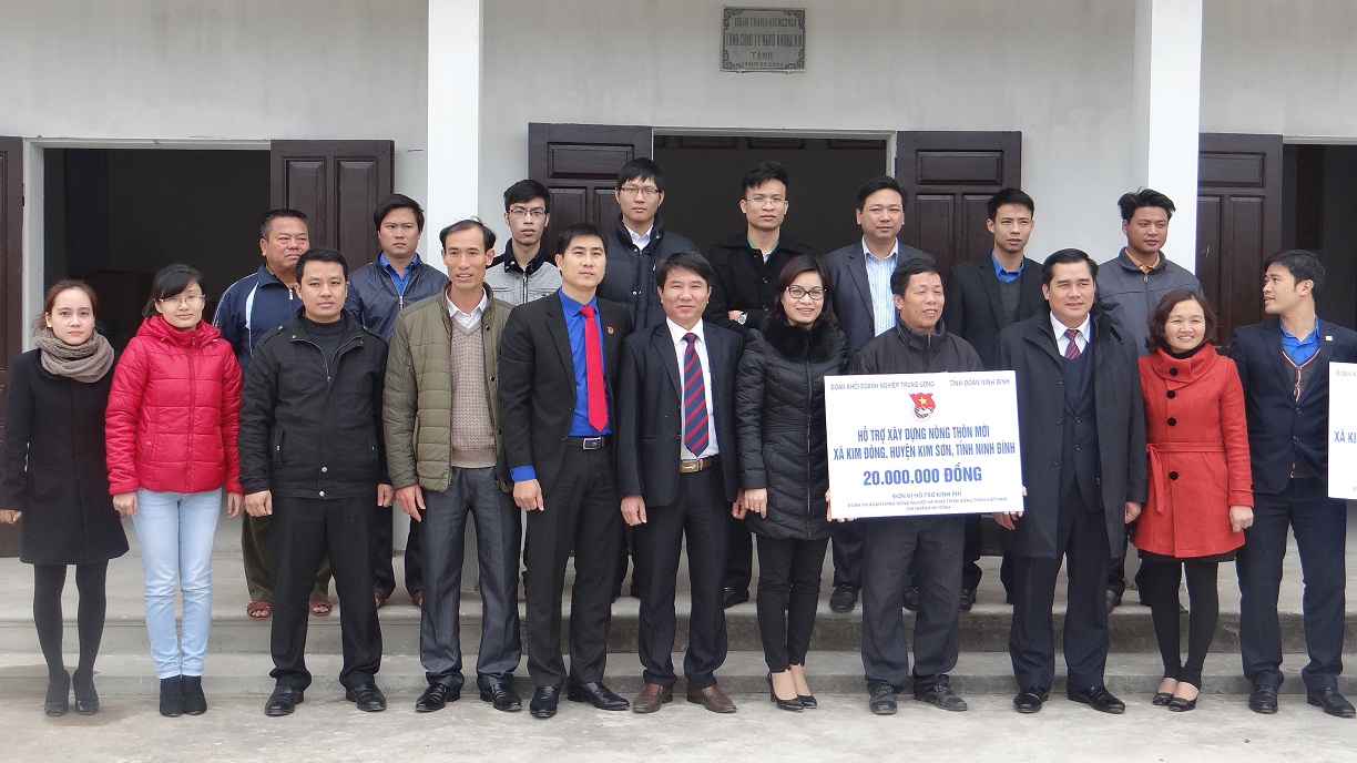 Quỹ Đầu tư phát triển Ninh Bình tham gia chương trình " Tặng quà và hỗ trợ xây dựng nông thôn mới "