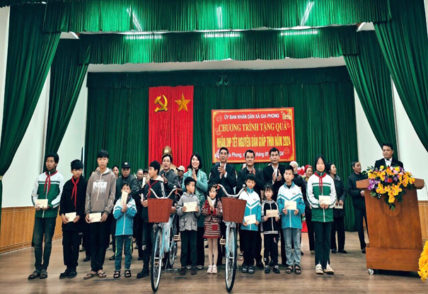 Quỹ Đầu tư phát triển Ninh Bình tặng quà cho hộ nghèo và học sinh có hoàn cảnh khó khăn nhân dịp Tết nguyên đán Giáp Thìn năm 2024.